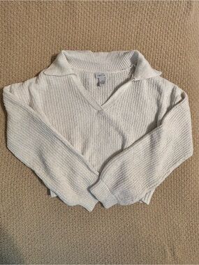 Rue21 Women's White V-Neck Collared Sweater